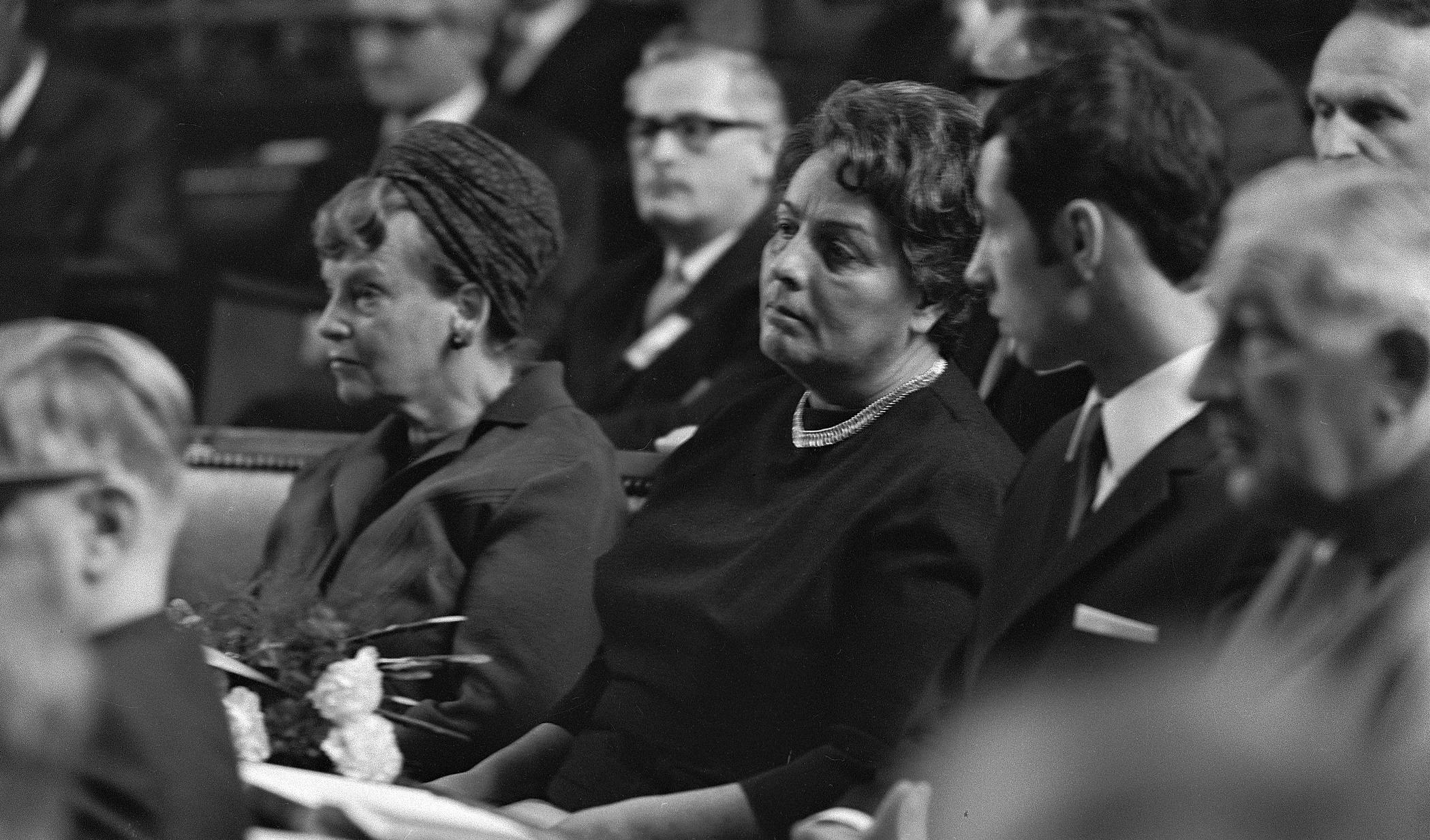 Schwarz-Weiss-Bild von zwei SP-Grossrätinnen: Im Mai 1968 nehmen die ersten Frauen an einer Grossratssitzung teil. 