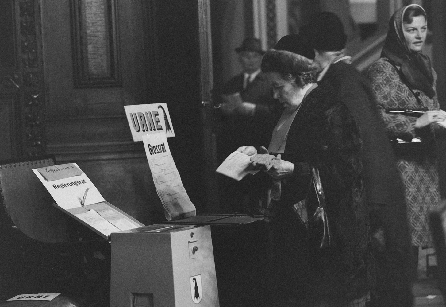 Schwarz-Weiss-Bild: Warteschlange vor einer Wahlurne 